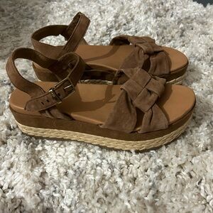 UGG women’s neusch, ankle strap platform sandals size 9.5
